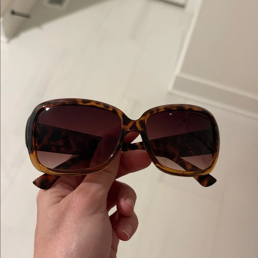 Oscar De La Renta Tortoiseshell Brown Women's Sunglasses - Designer Style